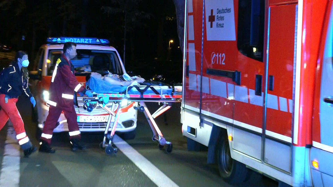 Essen: Schwer verletzt und mit einem Stich im Bauch wurde der Mann ins Krankehaus transportiert.