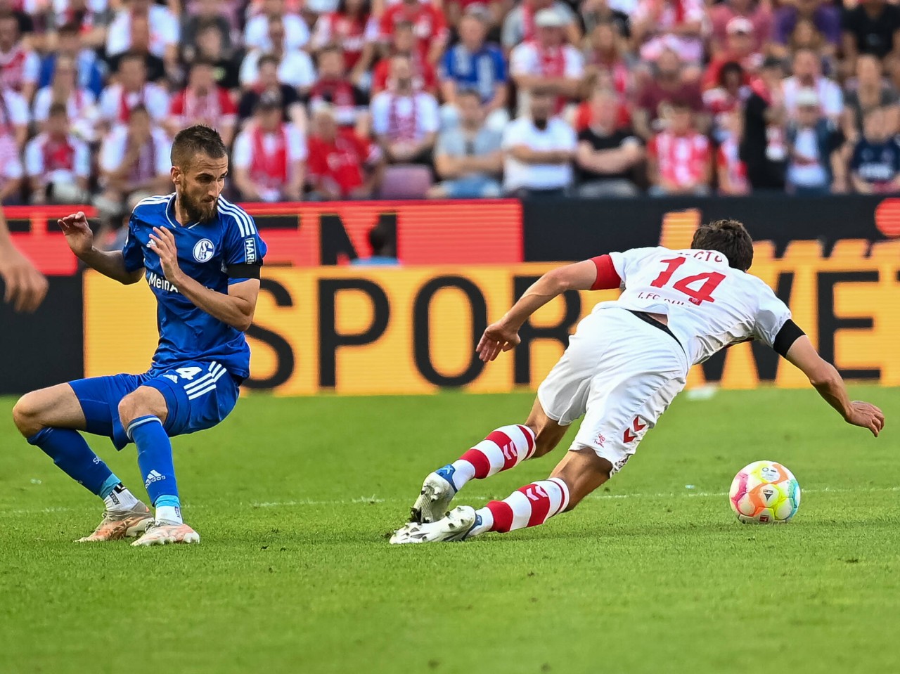 FC Schalke 04: Das Foulspiel von Dominick Drexler, das zur roten Karte führte. FC Schalke 04: Das Foulspiel von Dominick Drexler, das zur roten Karte führte.