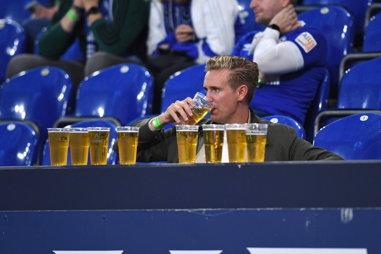 Als einziger Klub aus der Bundesliga benutzt der FC Schalke 04 noch die Einweg-Plastikbecher. Dafür gibt es Kritik. Als einziger Klub aus der Bundesliga benutzt der FC Schalke 04 noch die Einweg-Plastikbecher. Dafür gibt es Kritik.