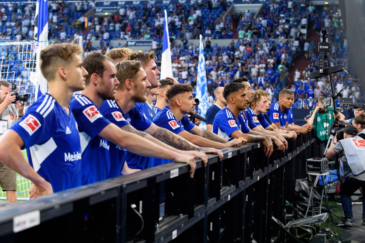 Die Mannschaft des FC Schalke 04 hört ganz genau zu, was die Fans zu sagen haben.