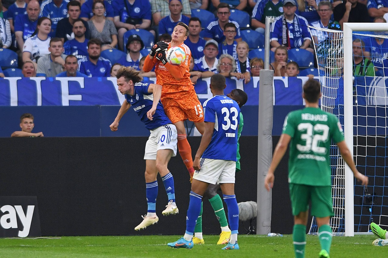 FC Schalke 04: Alexander Schwolows Torwartfehler hatte das 1:2 gegen Gladbach zu Folge.