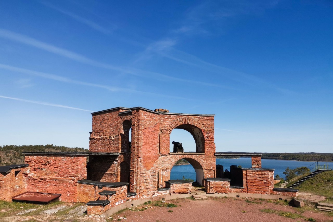 An einer Meerenge haben die Russen einst die Festung Bomarsund gebaut. Die Überreste kann man besichtigen.