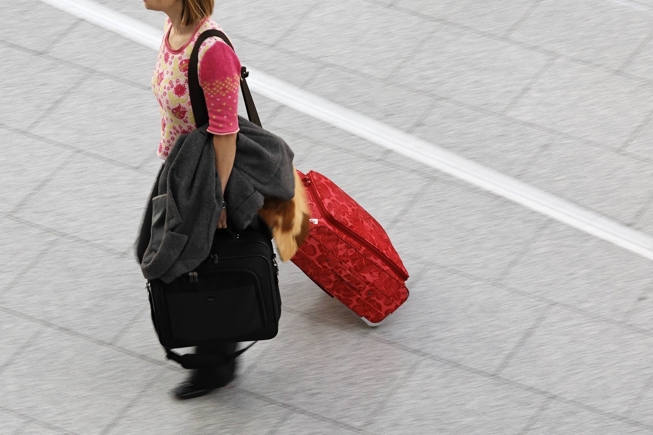 Eine Frau muss mehrere Stunden am Flughafen Düsseldorf auf ihr Gepäck warten. (Symbolbild)