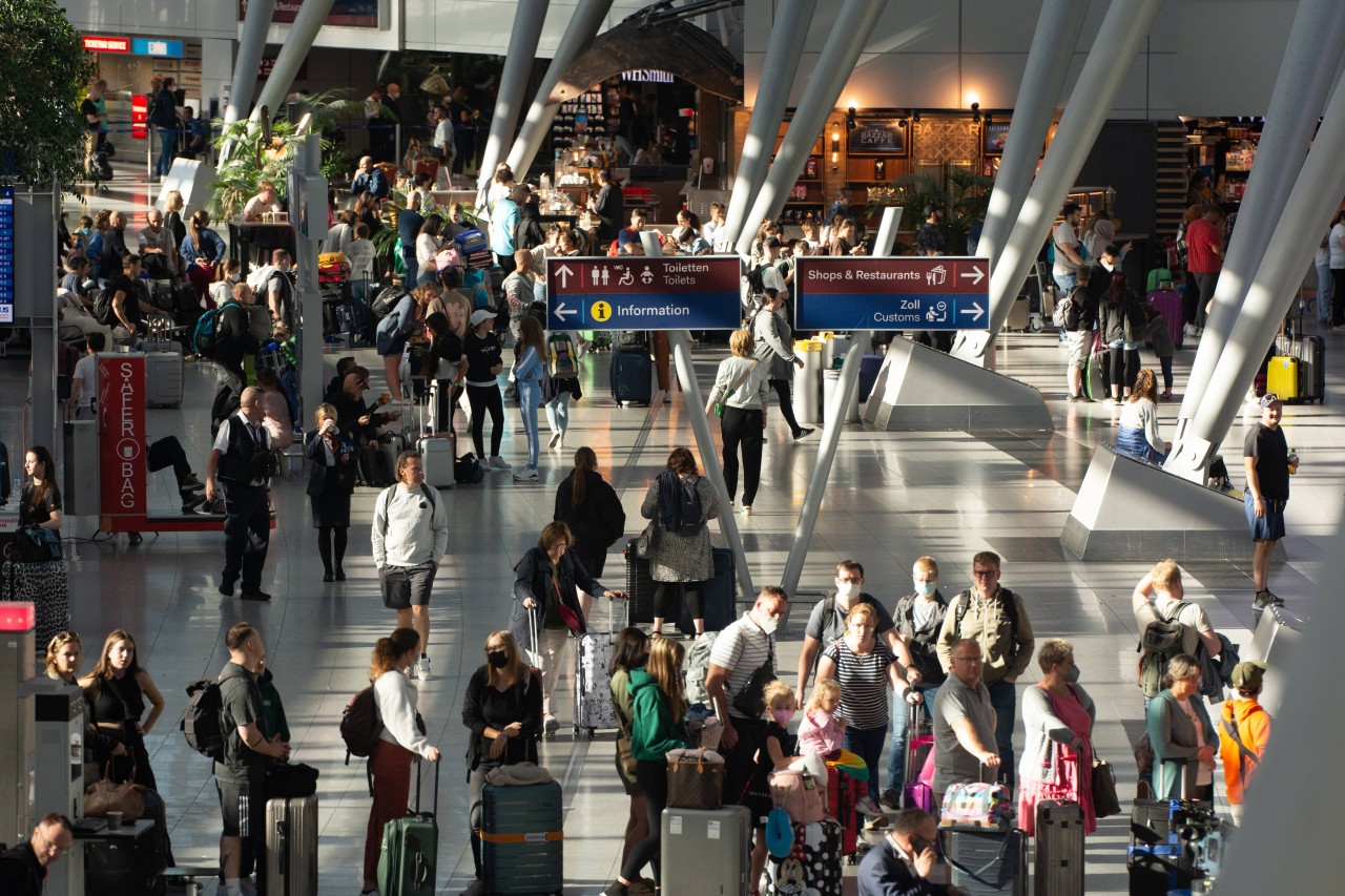 Wer vom Flughafen Düsseldorf aus Urlaub machen will, muss weiter tief in die Tasche greifen. (Symbolfoto)