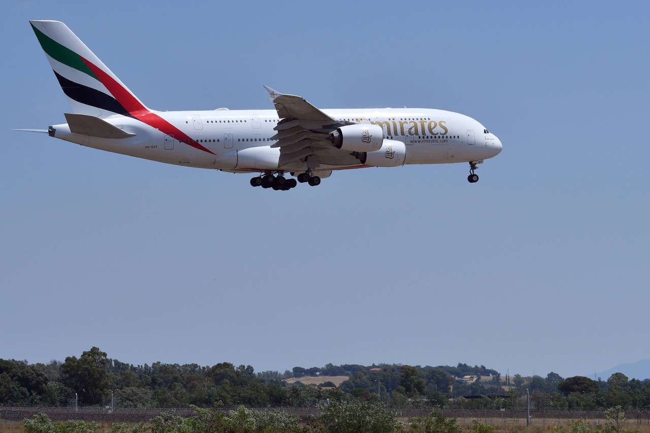 Am Flughafen Düsseldorf ist am Sonntag ein Emirates-Flieger gelandet, der die Anwohner in Angst und Schrecken versetzte. (Symbolbild)