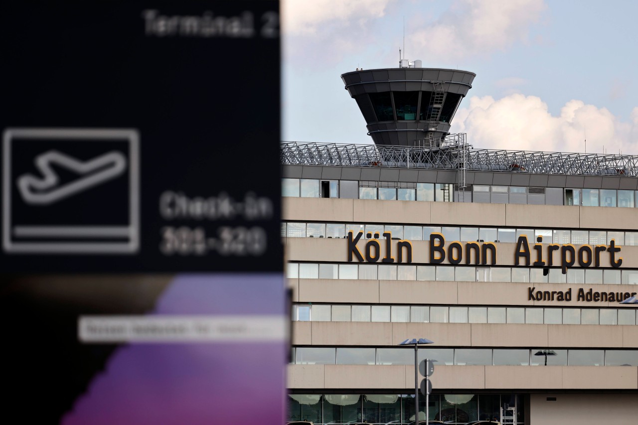 Haben die langen Schlangen am Flughafen Köln/Bonn bald ein Ende? (Symbolbild)