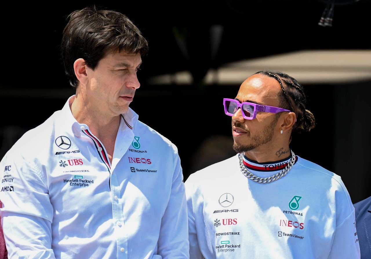 Formel 1: Toto Wolff (l.) bestätigte, dass Lewis Hamilton auch nächstes Jahr fahren wird.