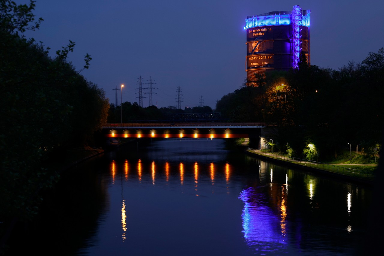 Nachts müssen Fans des Gasometer Oberhausen vorerst auf das schöne Lichterspiel verzichten. 