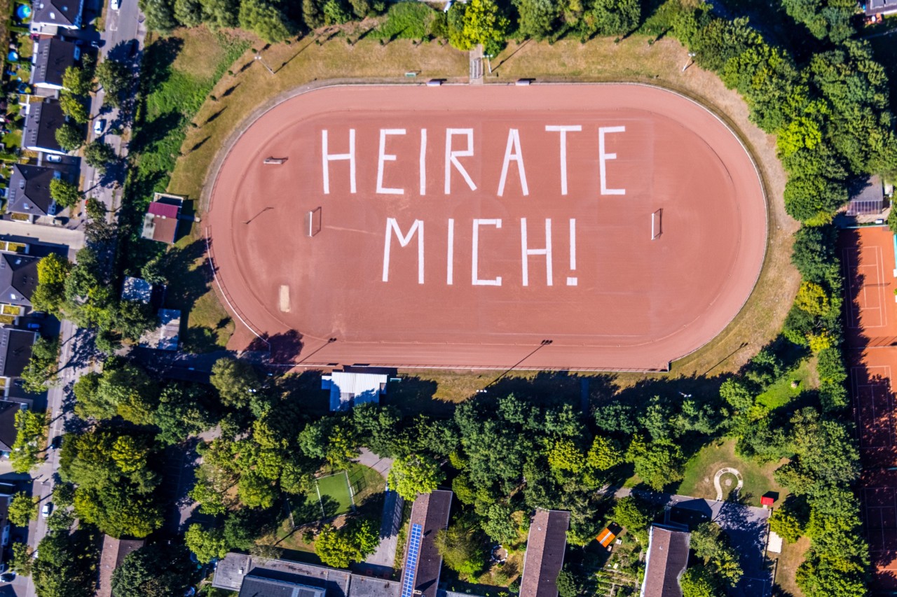Gelsenkirchen: Hinter diesem Heiratsantrag im Rosenhügel-Stadion in Beckhausen steckt eine besondere Geschichte.