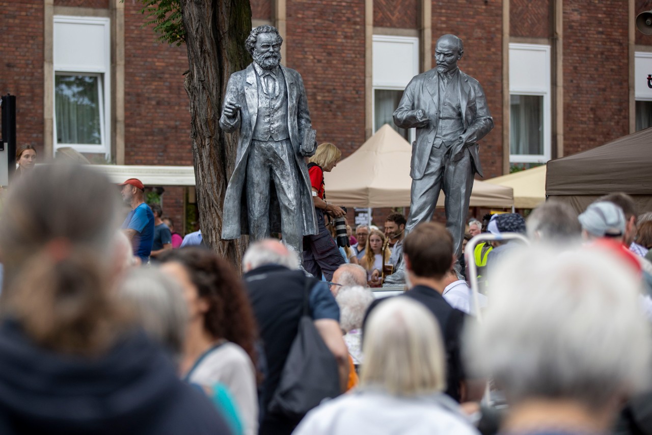Gelsenkirchen: Die Marxistisch-Leninistische Partei Deutschlands (MLPD enthüllte am Samstag (27. August) neben der bereits umstrittenen Lenin-Statue das Marx-Denkmal. 