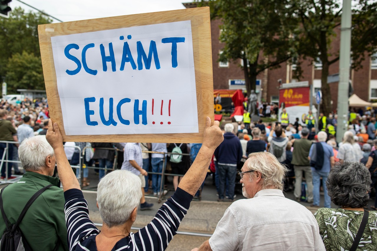 Eine Frau in Gelsenkirchen demonstriert gegen die Enthüllung der Marx-Statue. 