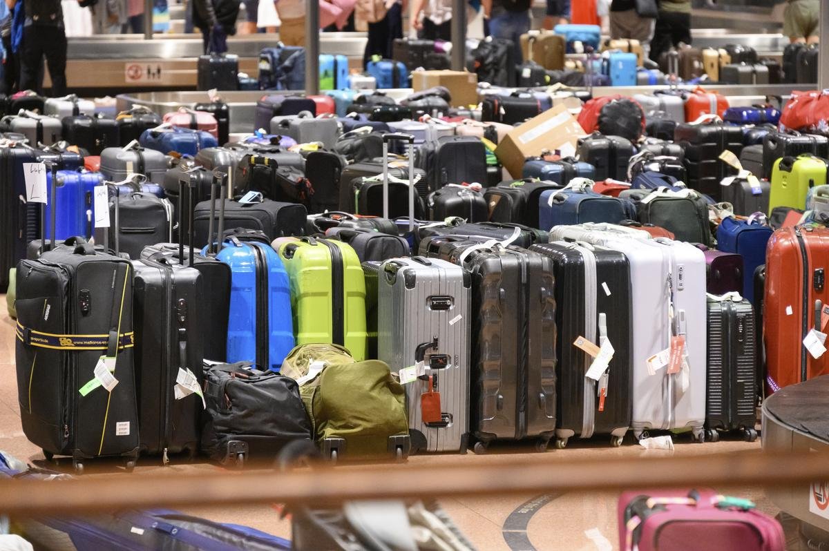 Gepäckausgabe Koffer Chaos Airport Rush