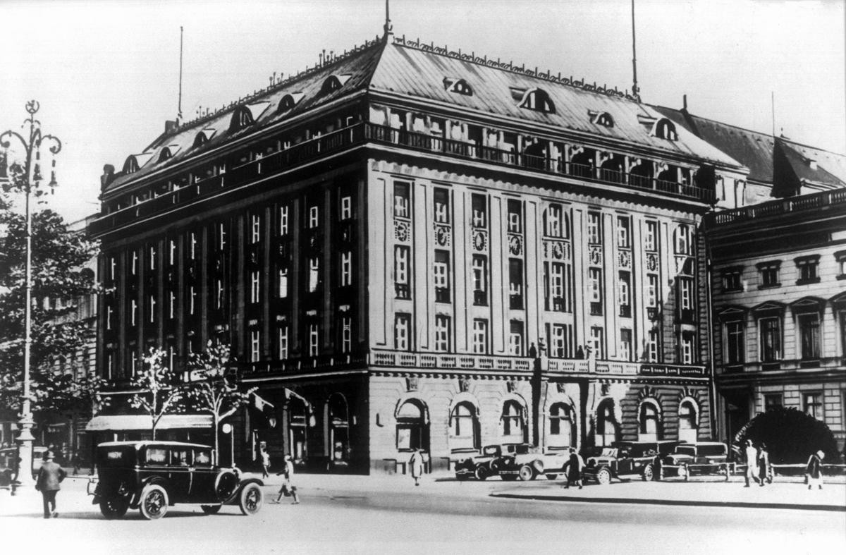 Das 1907 eröffnete Hotel "Adlon" (undatierte Aufnahme). Kurz nach Kriegsende 1945 wurde das Haus durch ein Feuer zerstört. 1997 wurde das traditionsreiche Hotel Adlon Berlin am Pariser Platz in unmittelbarer Nähe des Brandenburger Tores wiedereröffnet. Am 23. August feiert es 25 Jahre Wiedereröffnung.
