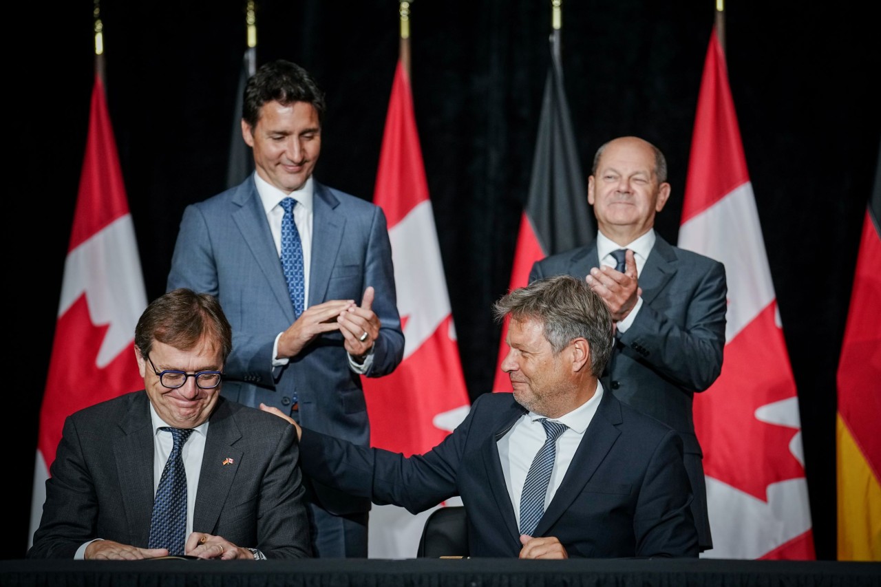 Schulterklopfen nach der Unterzeichnung: Deutschland und Kanada wollen die Lieferung von Wasserstoff fördern.