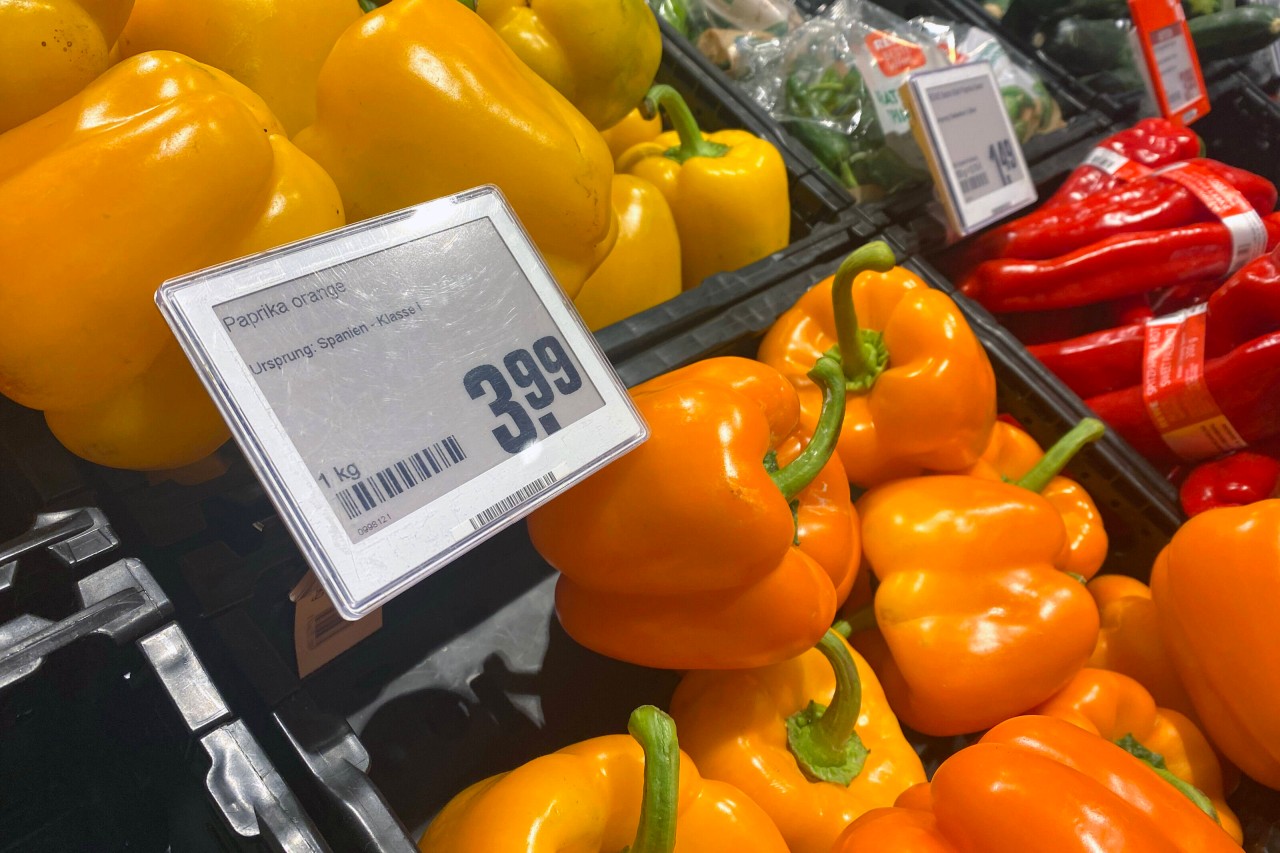 Achte bei deinem nächsten Einkauf bei Kaufland, Lidl, Rewe und Co. genau auf das Preisschild – ein Kürzel verrät dir, wann du sparen kannst. (Symbolbild)