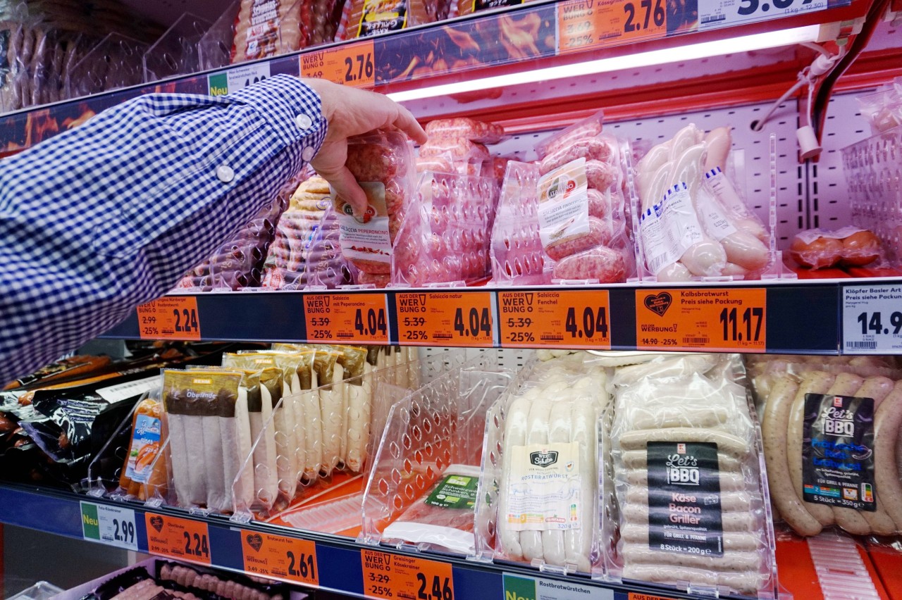 Kaufland-Kunde schwer enttäuscht, als er Würstchen auspacken will. (Symbolbild) Kaufland-Kunde schwer enttäuscht, als er Würstchen auspacken will. (Symbolbild)