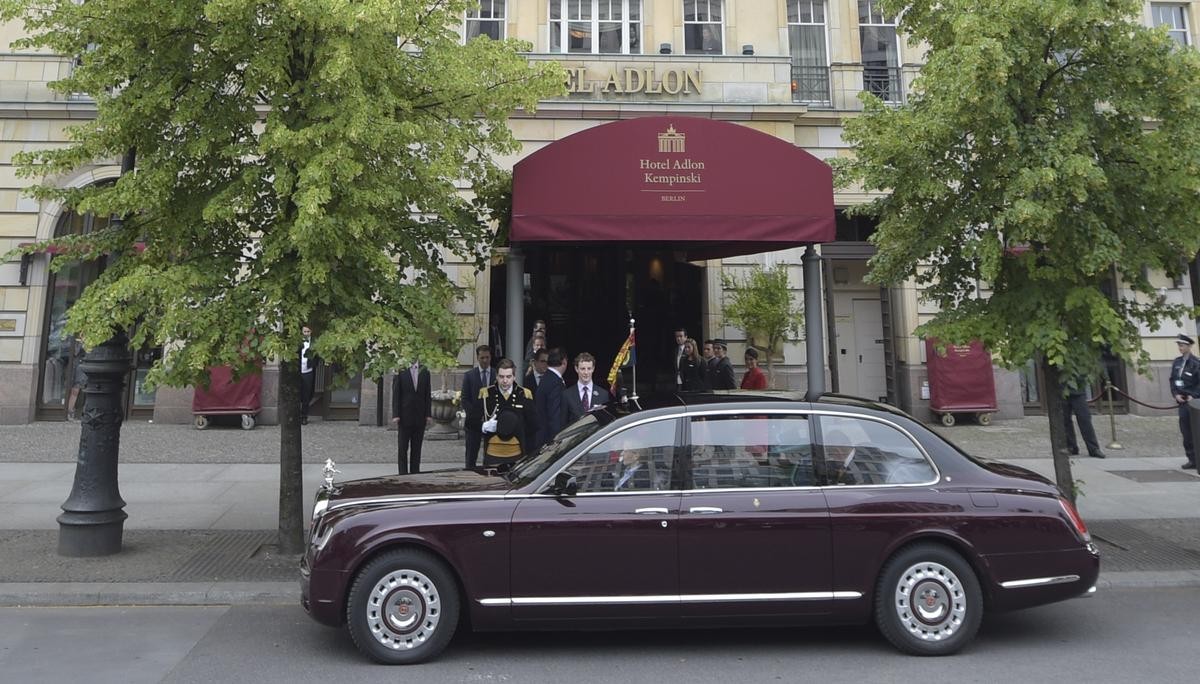 Die britische Königin Elizabeth II. und ihr Ehemann Prinz Philip verlassen in ihrem Bentley das Hotel Adlon. Das Hotel Adlon wurde zu Kaiserzeiten 1907 eröffnet und im zweiten Weltkrieg fast vollständig zerstört. Vor 25 Jahren, am 23. August 1997, wurde es wiedereröffnet.