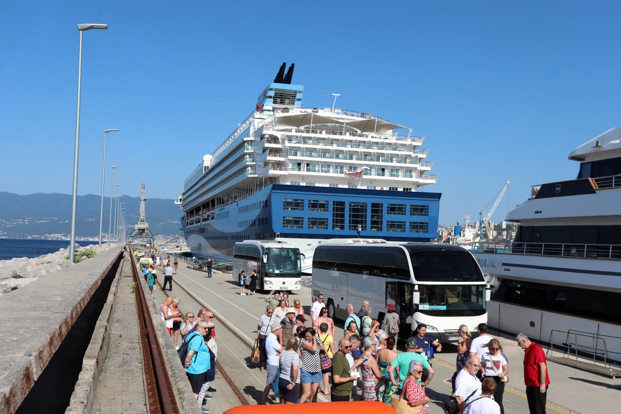 Mehrere Urlauber haben sich nach einer Kreuzfahrt mit Corona angesteckt (Symbolbild)