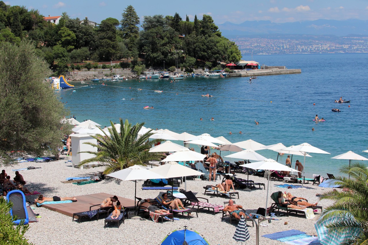 Urlaub in Kroatien: Touristen wird am Strand der Kampf angesagt. Eine nervige Angewohnheit soll schon bald endlich der Vergangenheit angehören. (Symbolbild)  