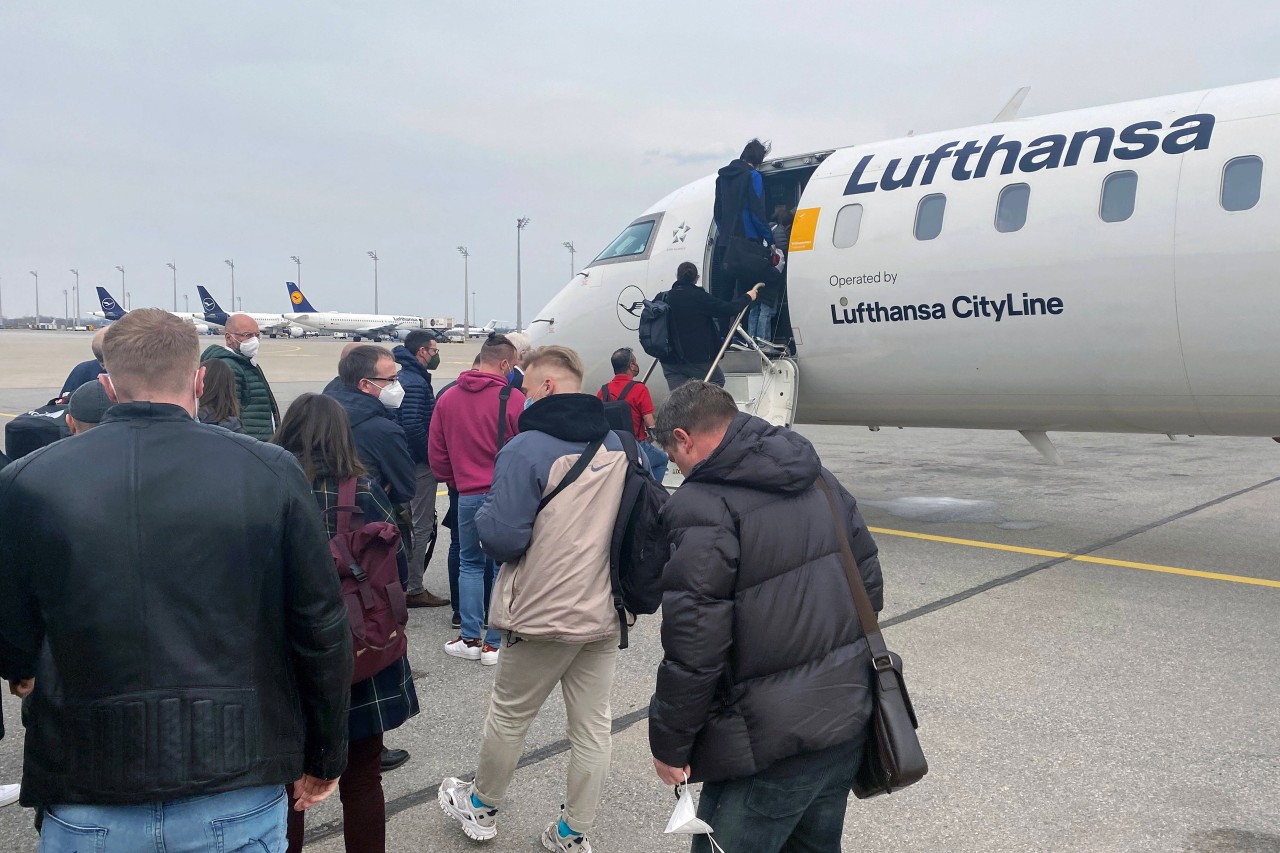 Lufthansa: Zahlreiche Reisende könnten bald vor verschlossenen Flugzeugtüren stehen, denn bei den Piloten braut sich ein Streik zusammen. (Symbolfoto)