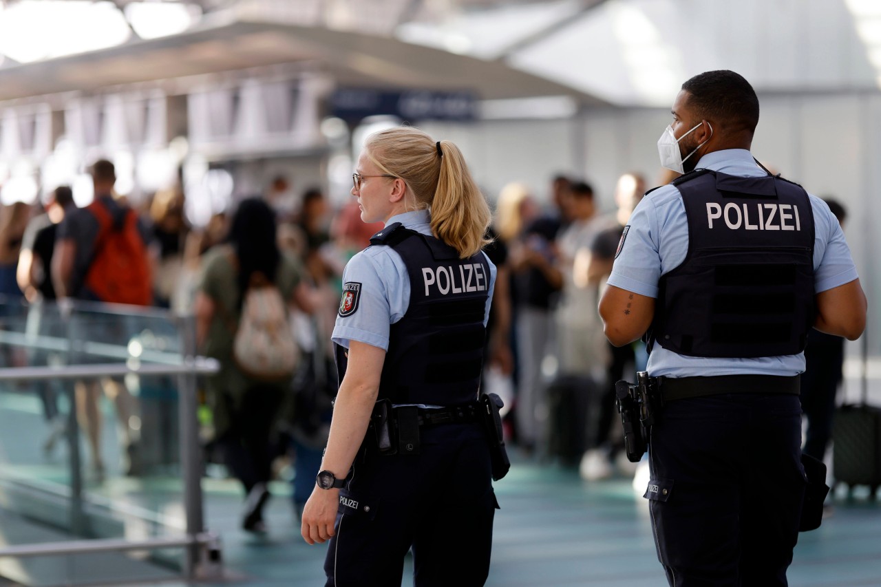 In dem Bundesland werden Polizisten weiterhin sehr oft im Dienst angegriffen. Im Vergleich zu 2020 sind die Angriffe auf Polizisten in 2021 in NRW noch einmal gestiegen.