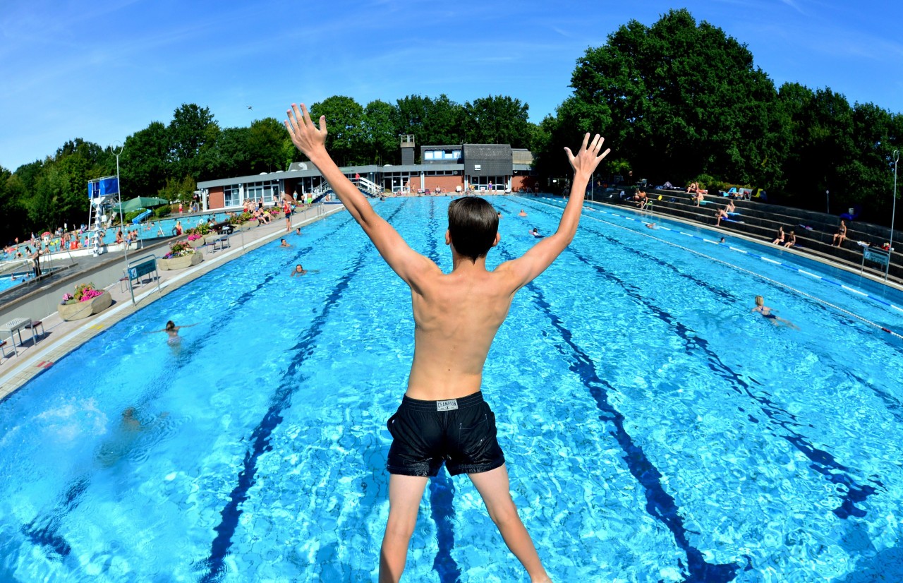 In NRW wurde es für einen Jugendlichen nach einem Freibad-Besuch richtig gefährlich. (Symbolbild) In NRW wurde es für einen Jugendlichen nach einem Freibad-Besuch richtig gefährlich. (Symbolbild)