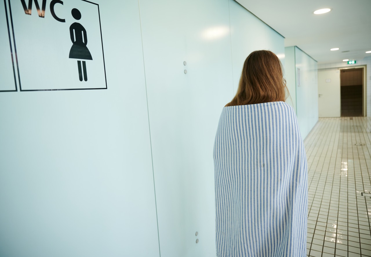 In einem NRW-Schwimmbad ist ein Mädchen sexuell belästigt worden. (Symbolbild)