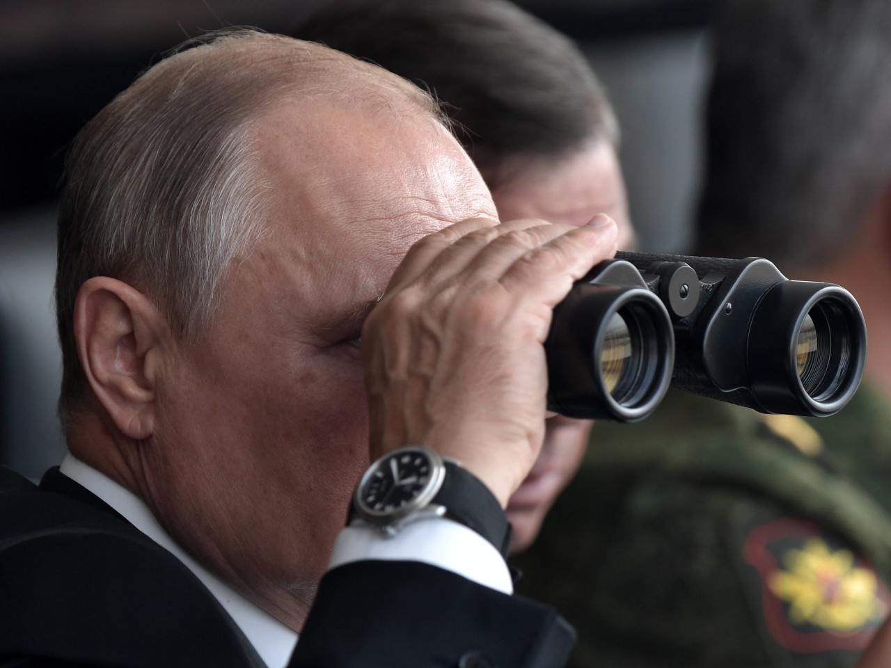 Der Chef macht es vor: Putin kann durch Ferngläser schauen. 