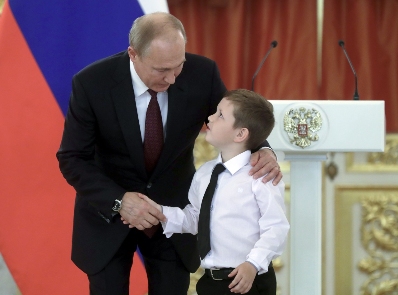 Der Kreml will die Jugend auf Linie bringen. 