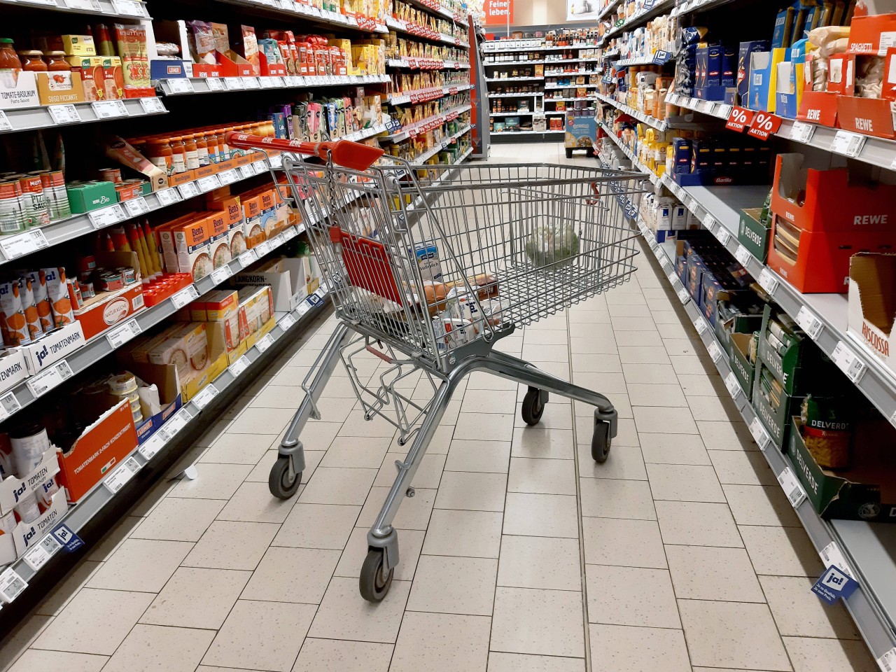 Rewe, Aldi, Lidl: Heftig was ein Insider jetzt auspackt. (Symbolbild) Rewe, Aldi, Lidl: Heftig was ein Insider jetzt auspackt. (Symbolbild)
