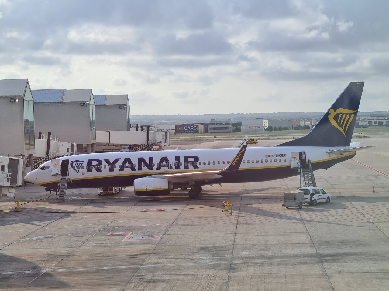 Auf dem Flug in den Urlaub auf Mallorca mussten Passagiere drei Stunden bei brütender Hitze im Ryanair-Flieger schmoren. (Symbolbild)