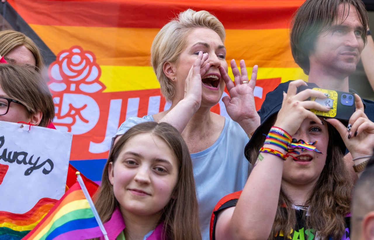 Symbolbild. Die SPD, vertreten durch Manuela Schwesig mit Regenbogenflagge, im Kampf für LGTBQ+ Rechte.
