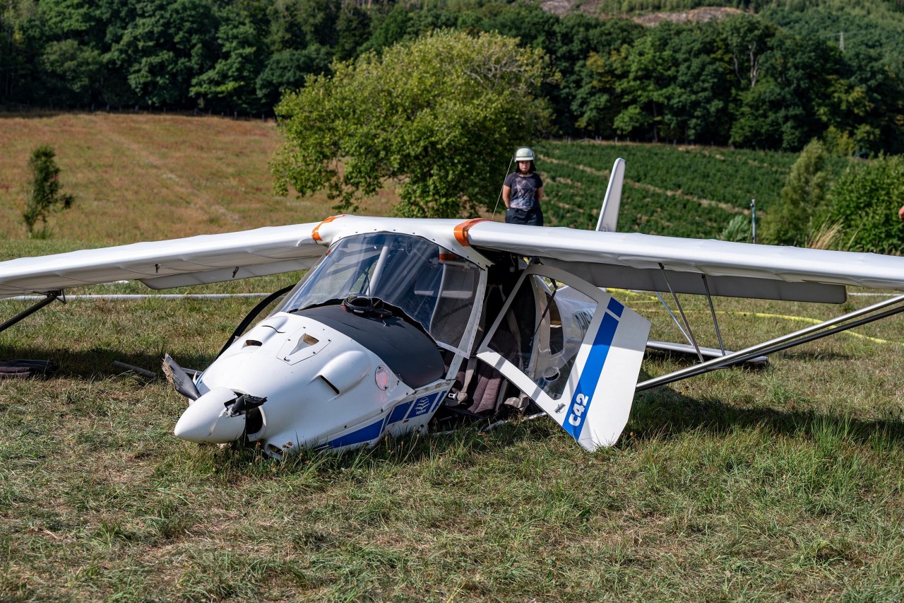 Bruchlandung im Sauerland: Beim Absturz dieses Ultraleichtflugzeugs erlitt ein Fluglehrer lebensgefährliche Verletzungen.