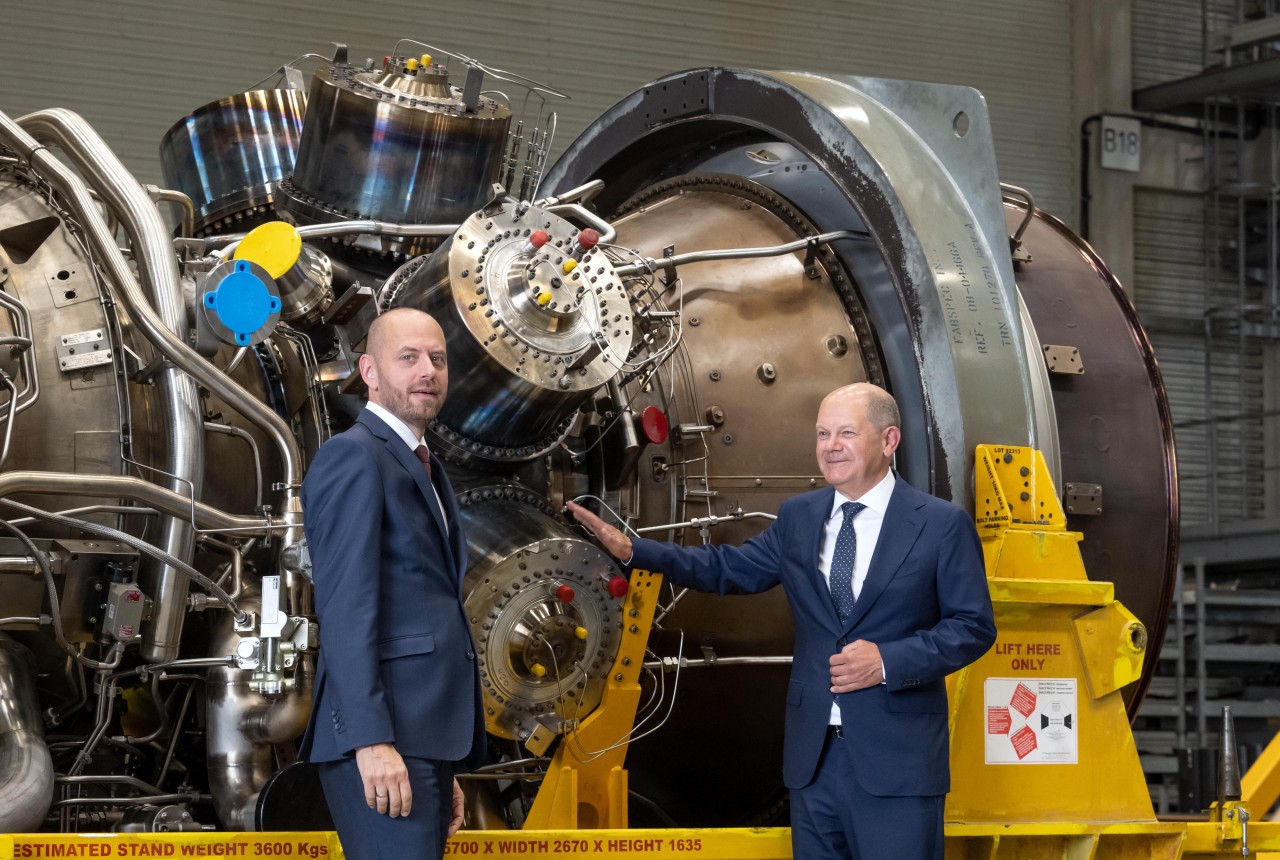 Scholz streichelt Gas-Turbine: Sie kann eingesetzt werden! 