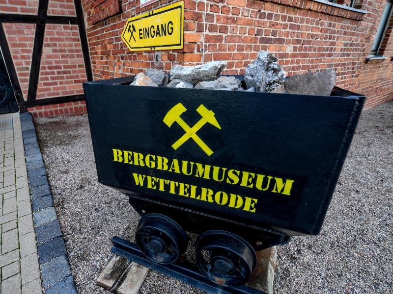 Seit etwa 20 Jahren bietet das Museum Erlebniszentrum Bergbau Röhrigschacht Wettelrode in rund 300 Metern Tiefe längere Exkursionen unter Tage an.