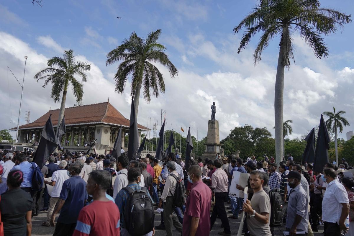 Protestteilnehmer aus Gewerkschaften, Zivilgesellschaft und Volksbefreiungsfront der Linken nehmen an einer Demonstration gegen die Regierung teil. Hunderte von Sri Lankern demonstrierten gegen den vom Parlament am 27.07.2022 ausgerufenen Ausnahmezustand, das dem Präsidenten die Befugnis gibt, im Interesse der öffentlichen Sicherheit und Ordnung Vorschriften zu erlassen. Sri Lanka steckt in einer schweren Wirtschafts- und Finanzkrise, für die Menschen ein Missmanagement der politischen Führung verantwortlich machen.