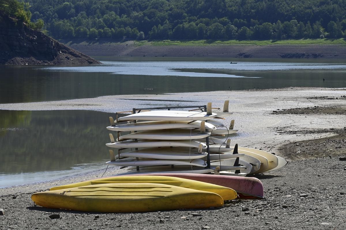 Surfbretter und Kajaks liegen in der Bringhäuser Bucht auf dem Trockenen. Hessens größter Stausee ist aufgrund der Trockenheit und der Wasserabgabe an die Weserschifffahrt nur noch zu 20 Prozent gefüllt.