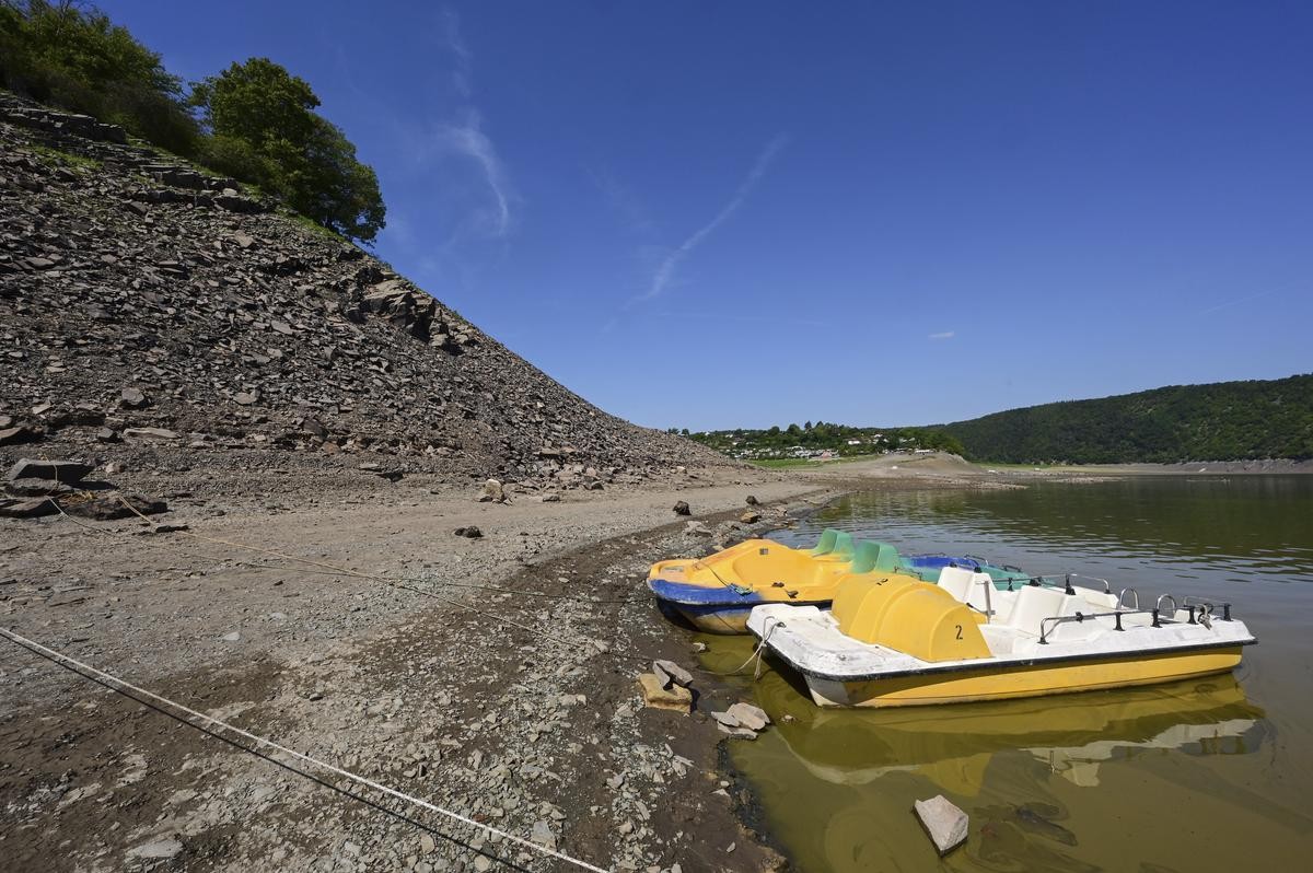 Tretboote liegen in der Bringhäuser Bucht am Fuß der trocken gefallenen Liebesinsel. Hessens größter Stausee ist aufgrund der Trockenheit und der Wasserabgabe an die Weserschifffahrt nur noch zu 20 Prozent gefüllt.