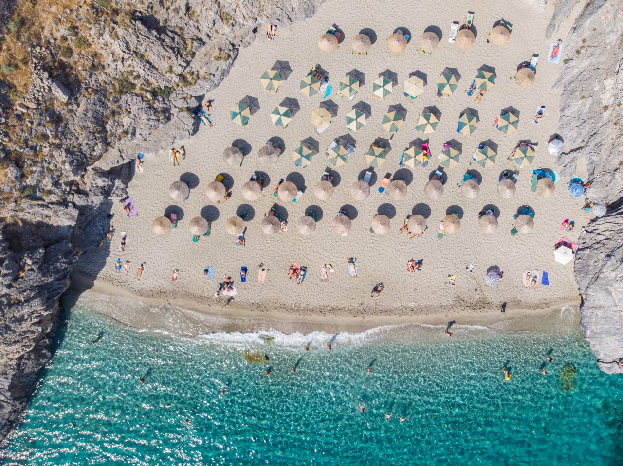 Für eine Reisende fiel der Urlaub auf Kreta noch vorm Abflug ins Wasser. (Symbolbild)