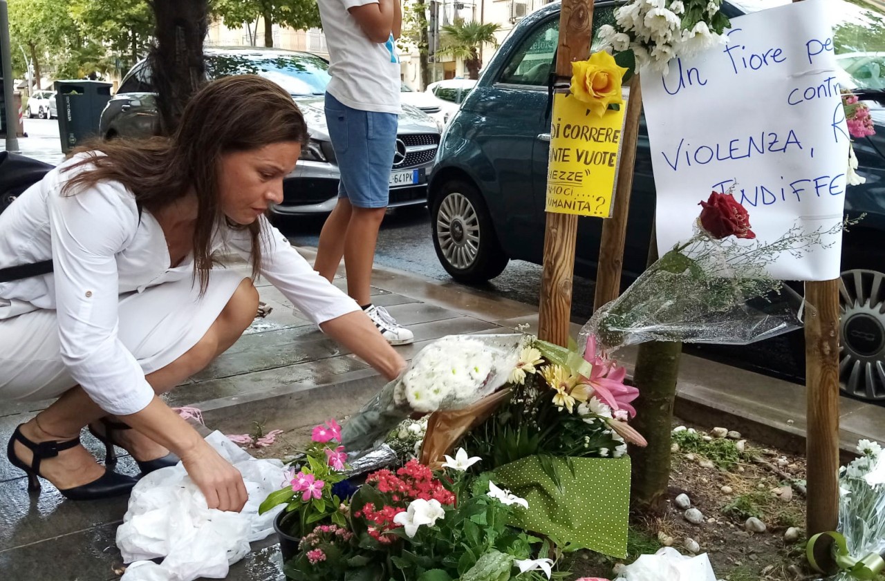 An Urlaub in Italien ist nach einem derartigen Vorfall wohl nicht mehr zu denken. Mit Blumen wird an den verprügelten Nigerianer erinnert, der hier zu Tode geprügelt wurde. 