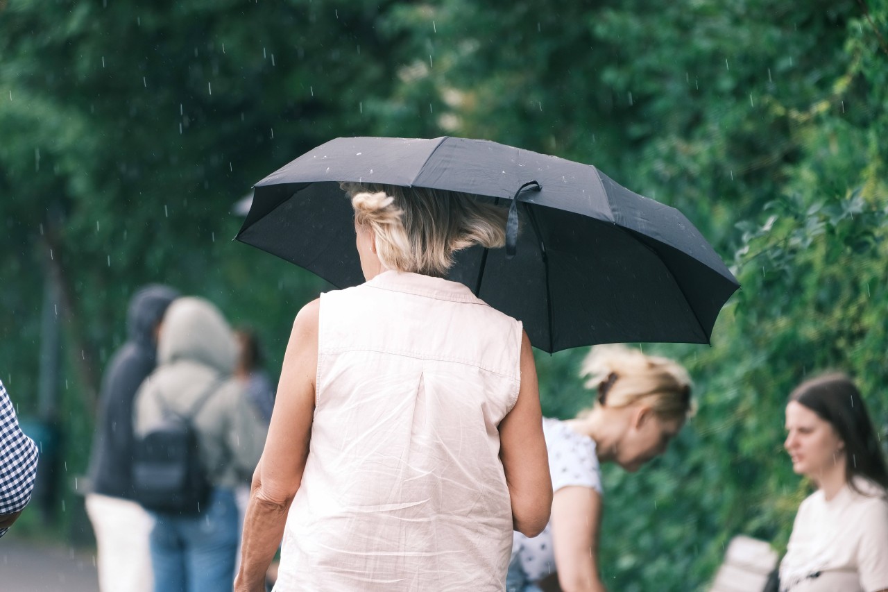 Wetter in NRW: Am Freitag ziehen dicke Regenwolken über NRW. Bleibt es das ganze Wochenende so regnerisch? (Symbolbild)