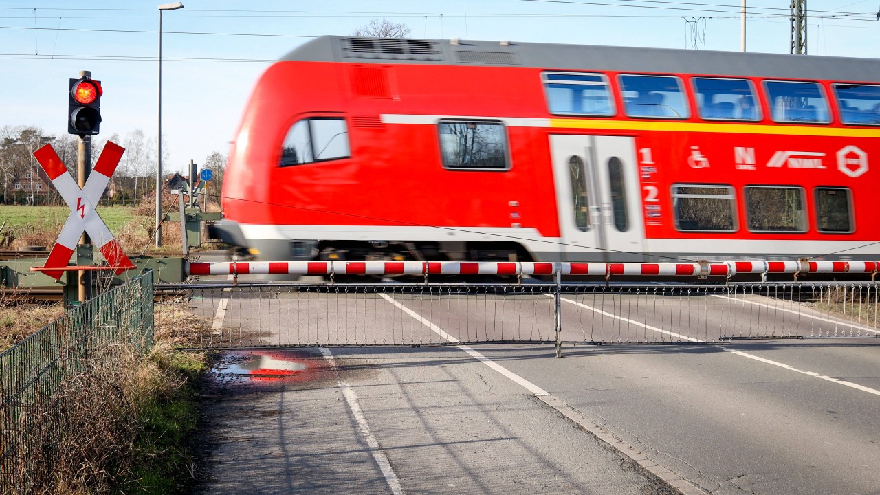 Eine Bahn hat in Herzebrock-Clarholz (NRW) einen Rollstuhlfahrer erfasst. (Symbolbild)