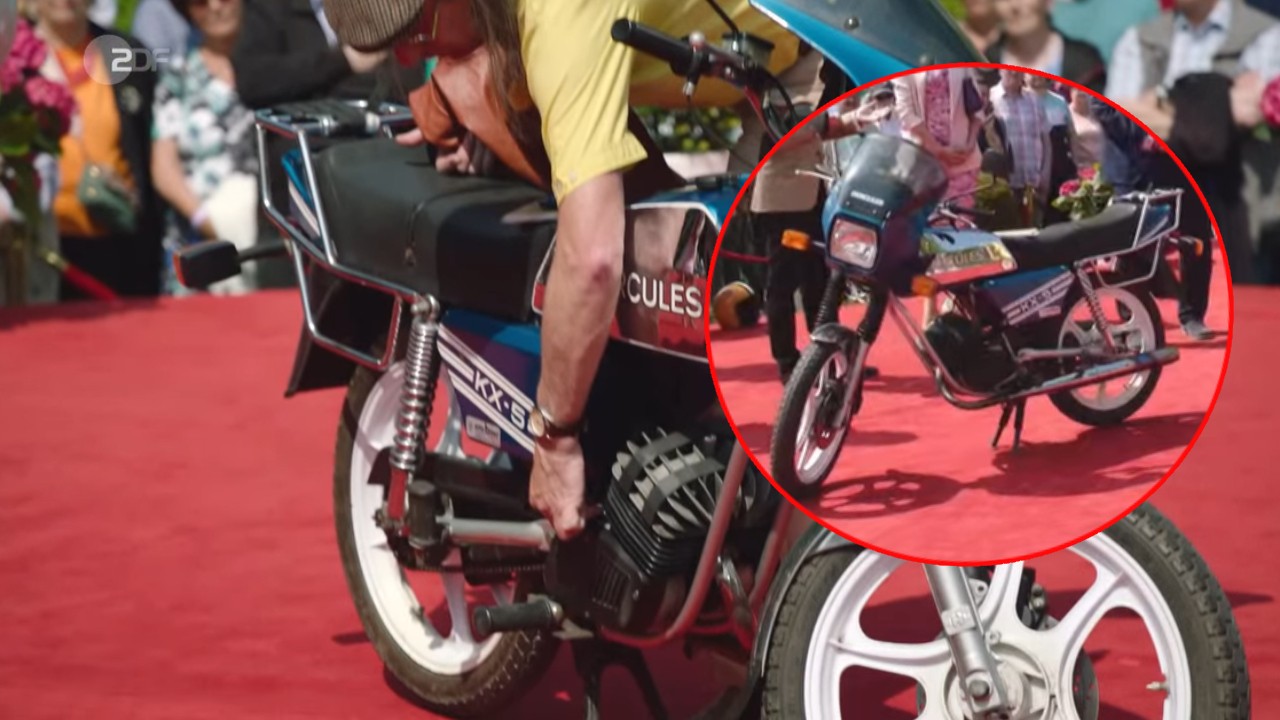Guildo Horn ist ehrlich mit den Händlern und zeigt die Makel an seinem Motorrad auf.