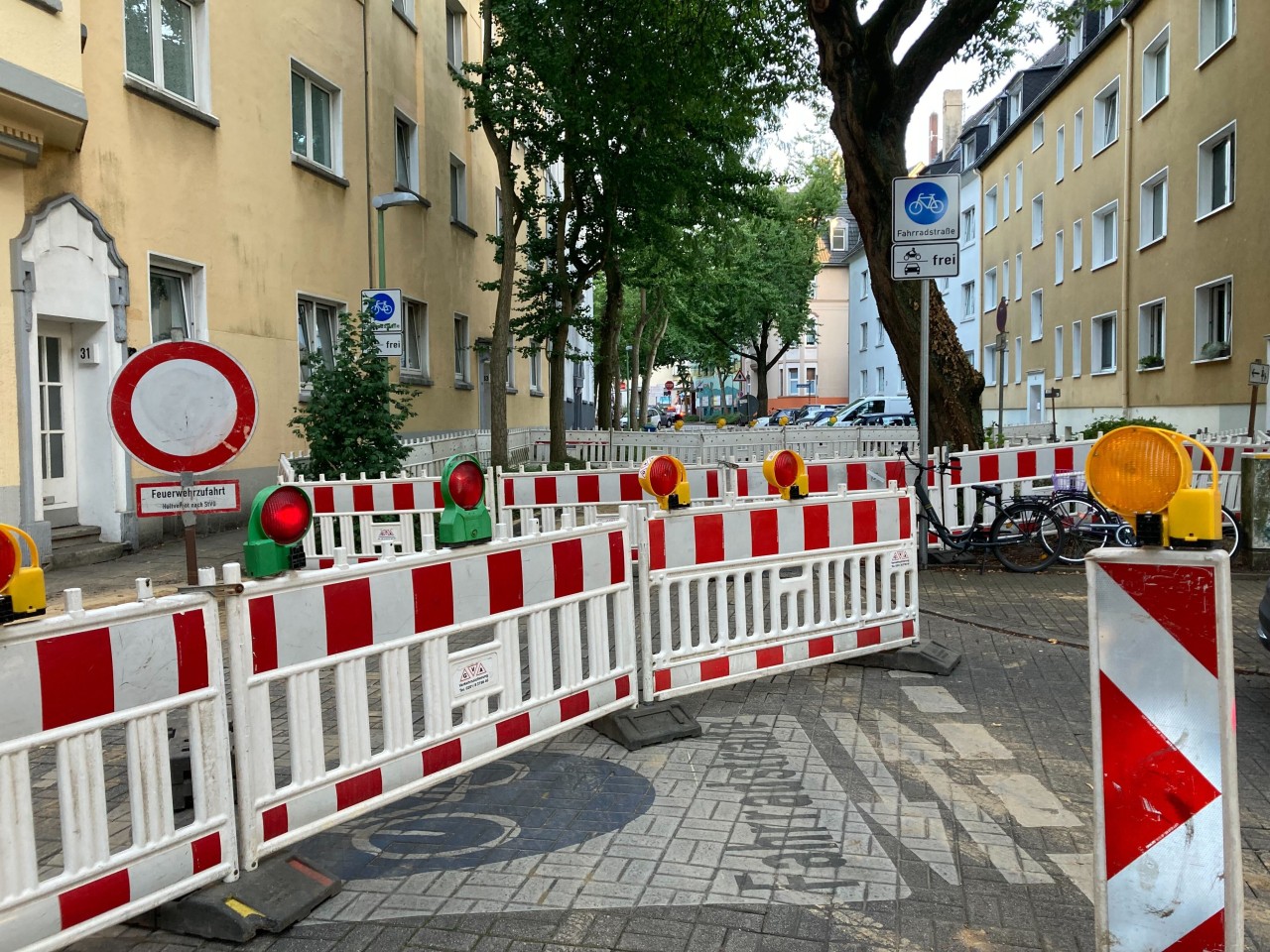 Nach einem Rohrbruch musste die Breslauer Straße in Essen gesperrt werden. 