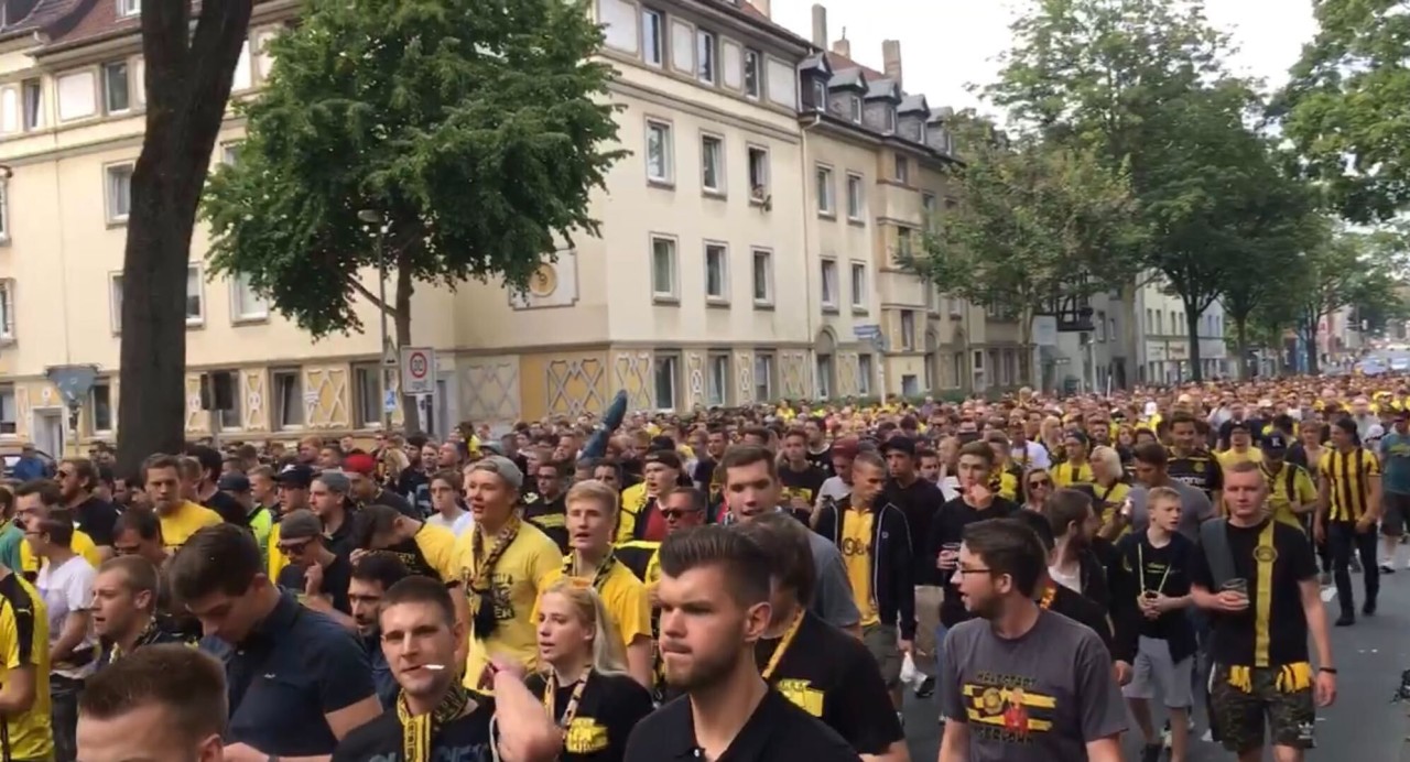 Die Fans von Borussia Dortmund starten erneut mit einem Fanmarsch in die Saison. Die Fans von Borussia Dortmund starten erneut mit einem Fanmarsch in die Saison.