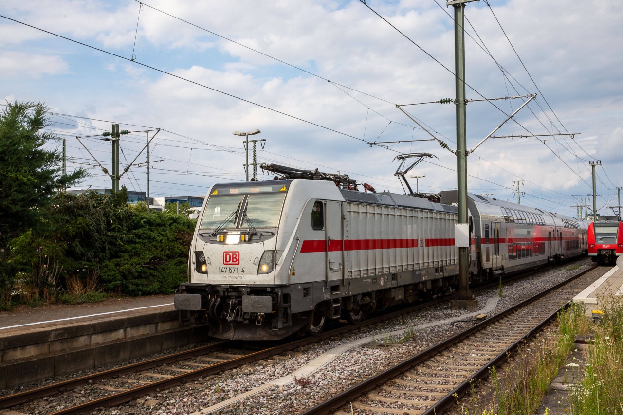In NRW ist ein IC der Deutschen Bahn plötzlich über Betonplatten gefahren. Es gibt bereits Verdächtige, die das Hindernis auf den Gleisen platziert hat. (Symbolbild)