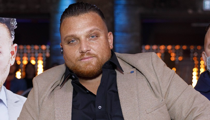 Für DSDS-Star Menowin Fröhlich wird es ernst. 