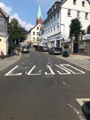 Ein Mann aus Essen hat am Samstag einen falschen Zebrastreifen auf die Heckstraße gemalt. 