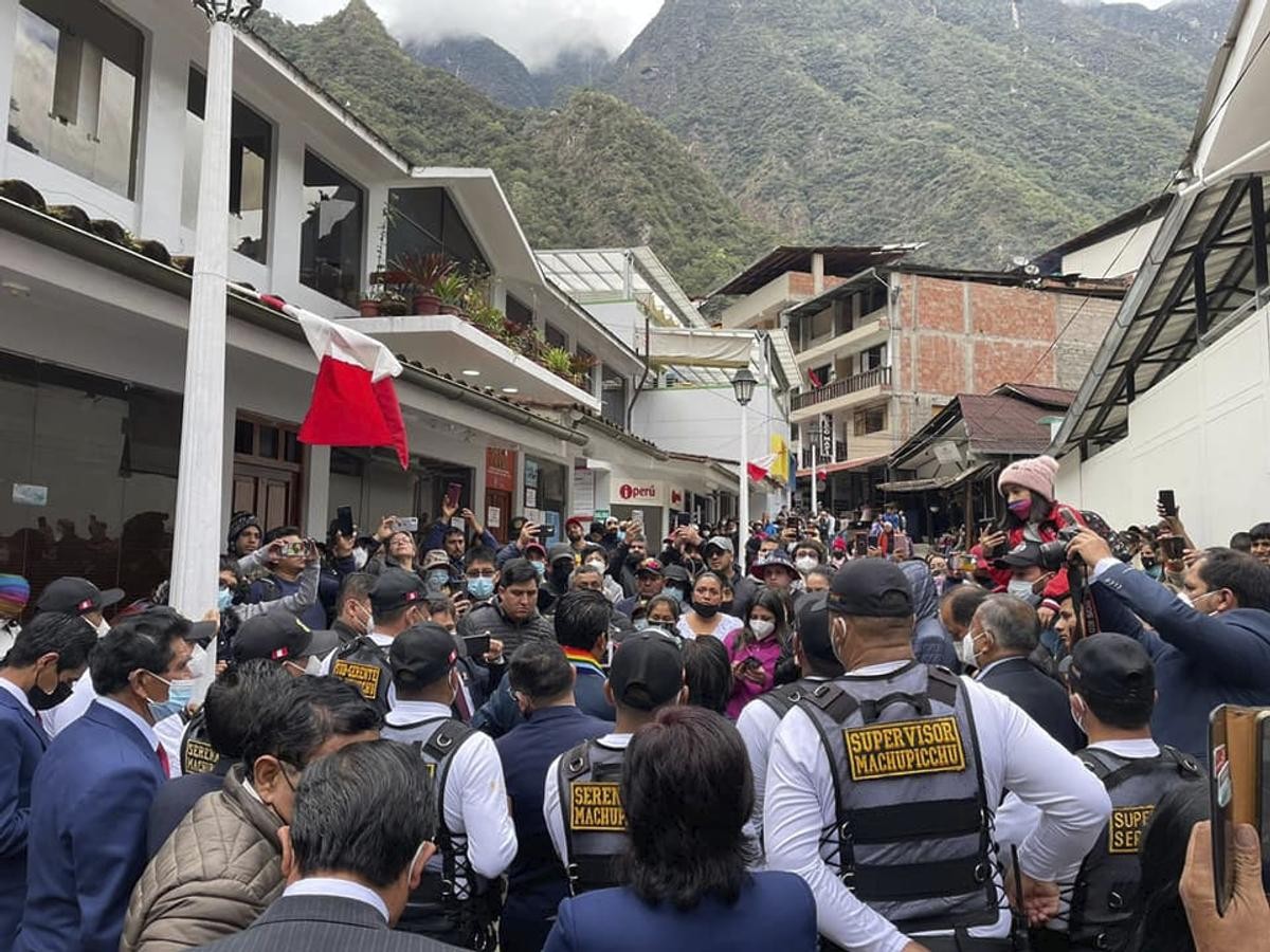 Auf diesem vom «Cusco en Portada» zur Verfügung gestellten Bild sind Sicherheitskräfte der Inka-Ruinenstadt Machu Picchu im Einsatz, als zahlreiche Menschen den Verkauf von Eintrittskarten für den Besuch der Ruinenstätte fordern. Das Kulturministerium kündigte daraufhin eine Erweiterung der Besucherkapazitäten an. 
