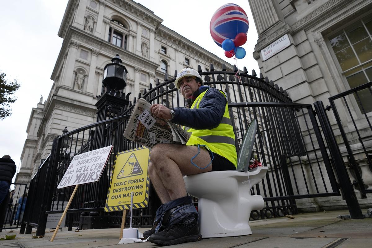 Steve Bray, einer der bekanntesten Brexit-Gegnern aus Großbritannien, sitzt auf einer Toilette, die vor dem Cabinets Office steht, und liest Zeitung bei einem Protest gegen die Ableitung von nicht vollständig gereinigtem Wasser in Flüsse und ins Meer. Ungeklärte Abwässer landen in britischen Seen und Flüssen sowie im Meer.